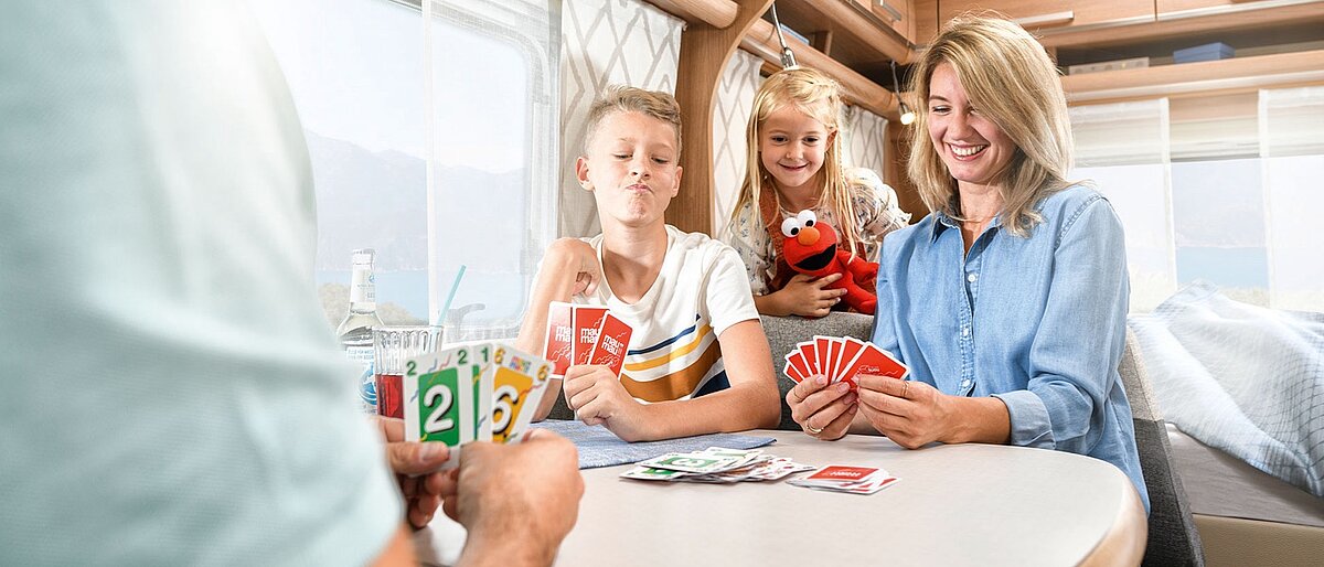 Eine Familie spielt an einem Tisch im Fendt