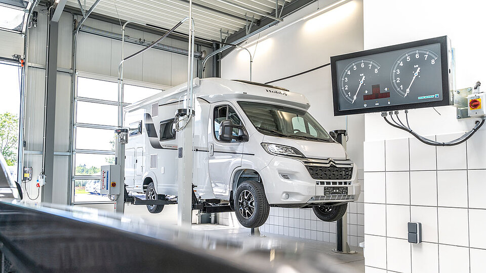 Hobby Wohnwagen auf Hebebühne