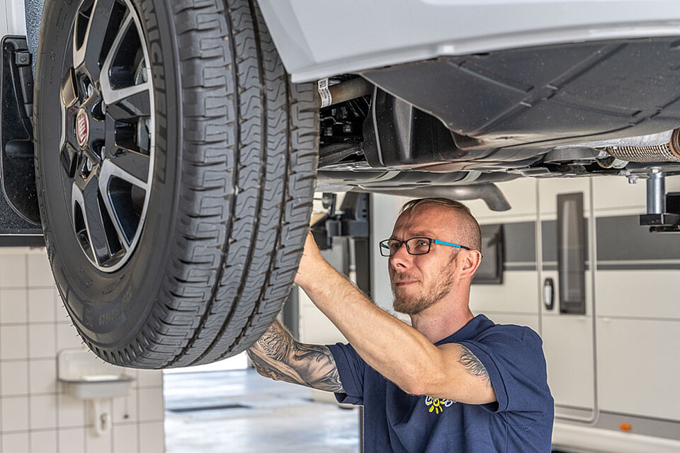 Mitarbeiter arbeitet in Werkstatt