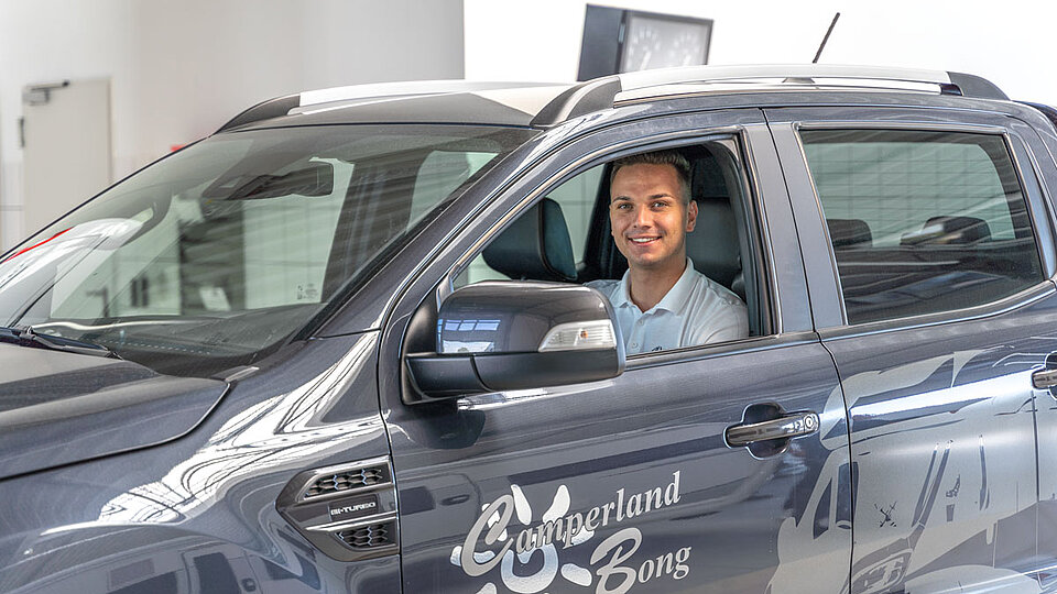 Camperland Bong Mitarbeiter im Firmenwagen