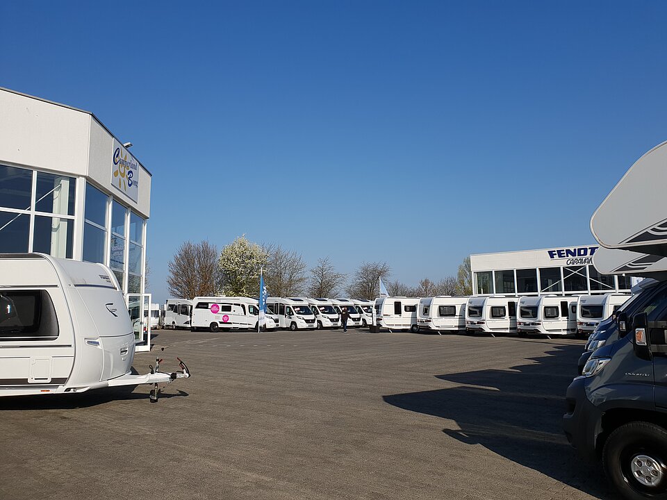 Parkplatz mit Fendt-Logo im Hintergrund
