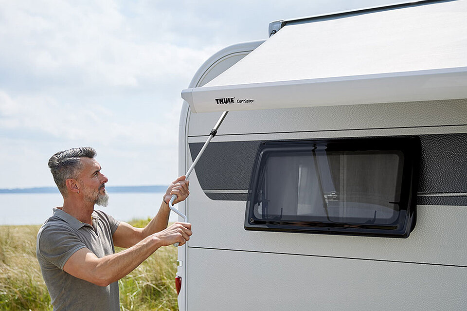 Thule Markise wird von einem Mann ausgefahren