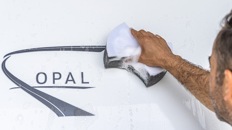 Fahrzeug der Marke OPAL wird gewaschen