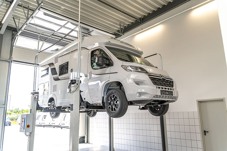 Hobby Wohnmobil auf Hebebühne