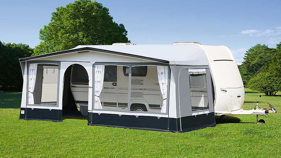 Wohnwagenvorzelt auf grüner Wiese