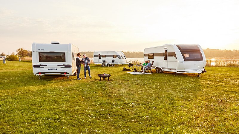 Reisemobil, Kastenwagen und Wohnwagen des Hauses Hobby auf einem Bild vereint