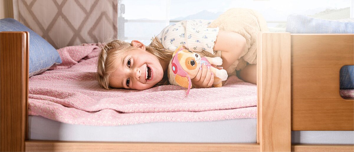 Kind schläft im Kinderbett