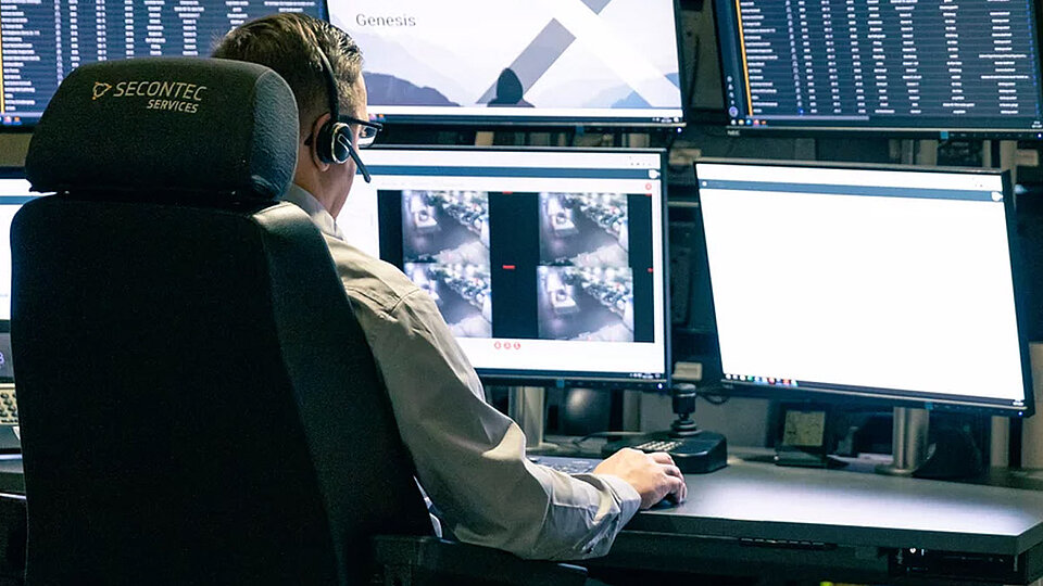 Mitarbeiter überwacht Stellplätze über Monitore